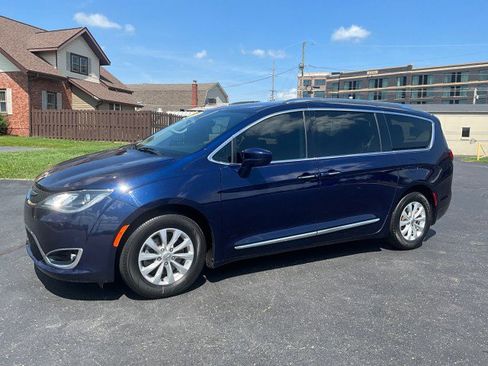Used 2018 Chrysler Pacifica Touring-L FWD image 3