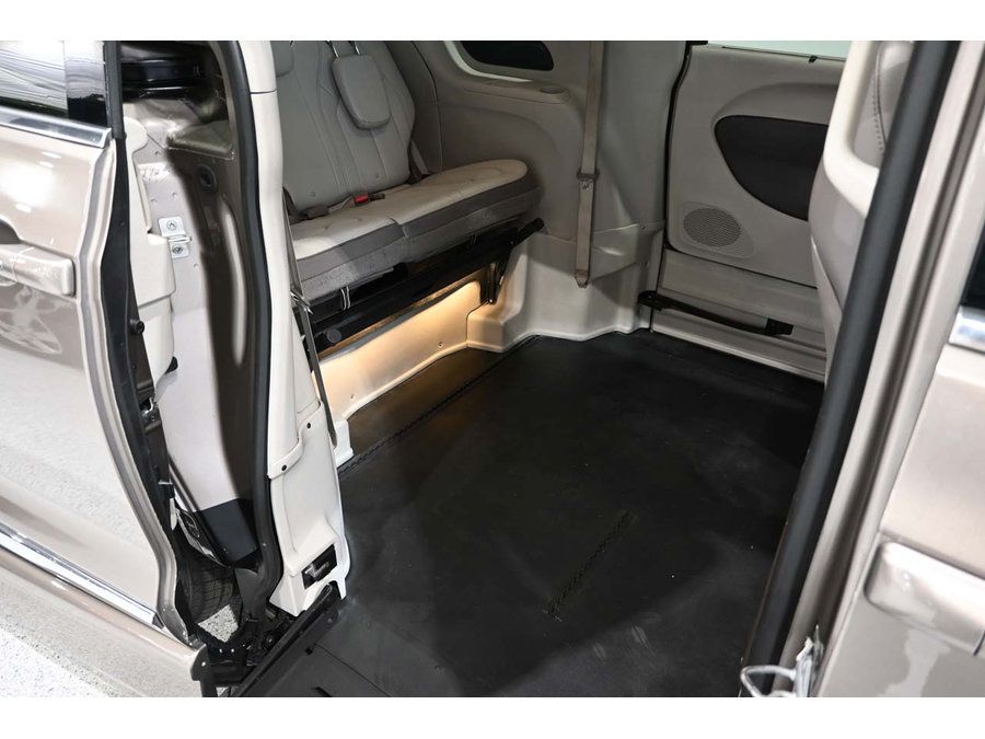 Used 2017 Chrysler Pacifica Touring-L FWD image 18