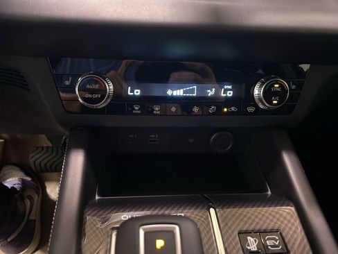 New 2025 Mitsubishi Outlander SE image 16