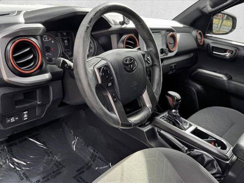 Used 2016 Toyota Tacoma TRD Off-Road w/ Premium & Technology Package AWD/4WD image 11