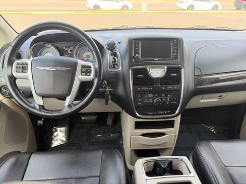Used 2016 Chrysler Town & Country Touring FWD image 30