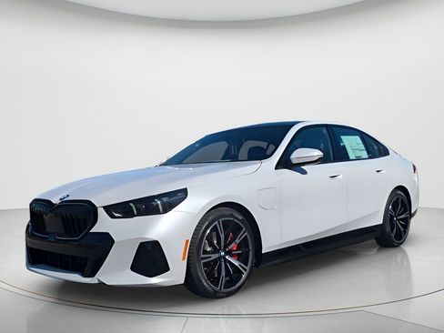 New 2026 BMW 550e xDrive w/ Premium Package image 2