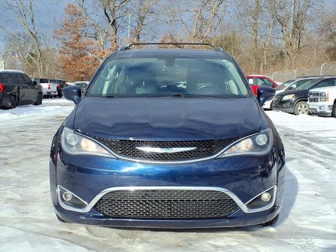 Used 2017 Chrysler Pacifica Touring-L Plus w/ Tire & Wheel Group image 2