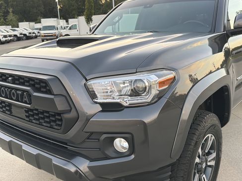 Used 2019 Toyota Tacoma TRD Sport w/ Technology Package RWD image 6