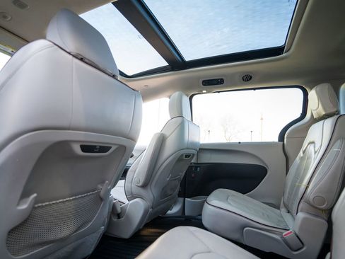 Used 2020 Chrysler Pacifica Limited w/ Tire & Wheel Group image 14