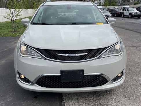 Used 2017 Chrysler Pacifica Touring-L w/ Tire & Wheel Group image 2