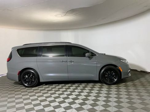 Used 2022 Chrysler Pacifica Touring-L FWD image 4