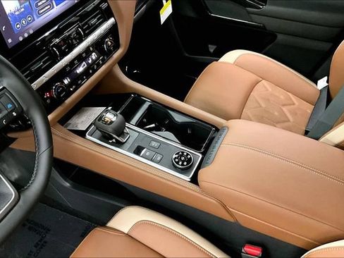 New 2026 Nissan Pathfinder Platinum image 9