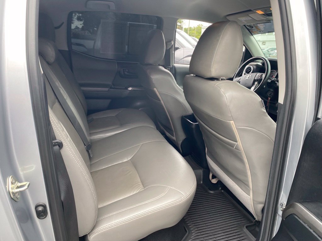 Used 2018 Toyota Tacoma SR5 AWD/4WD image 16