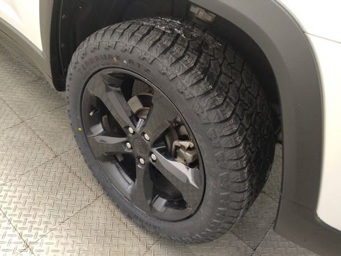 Used 2023 Jeep Grand Cherokee Altitude AWD/4WD image 31