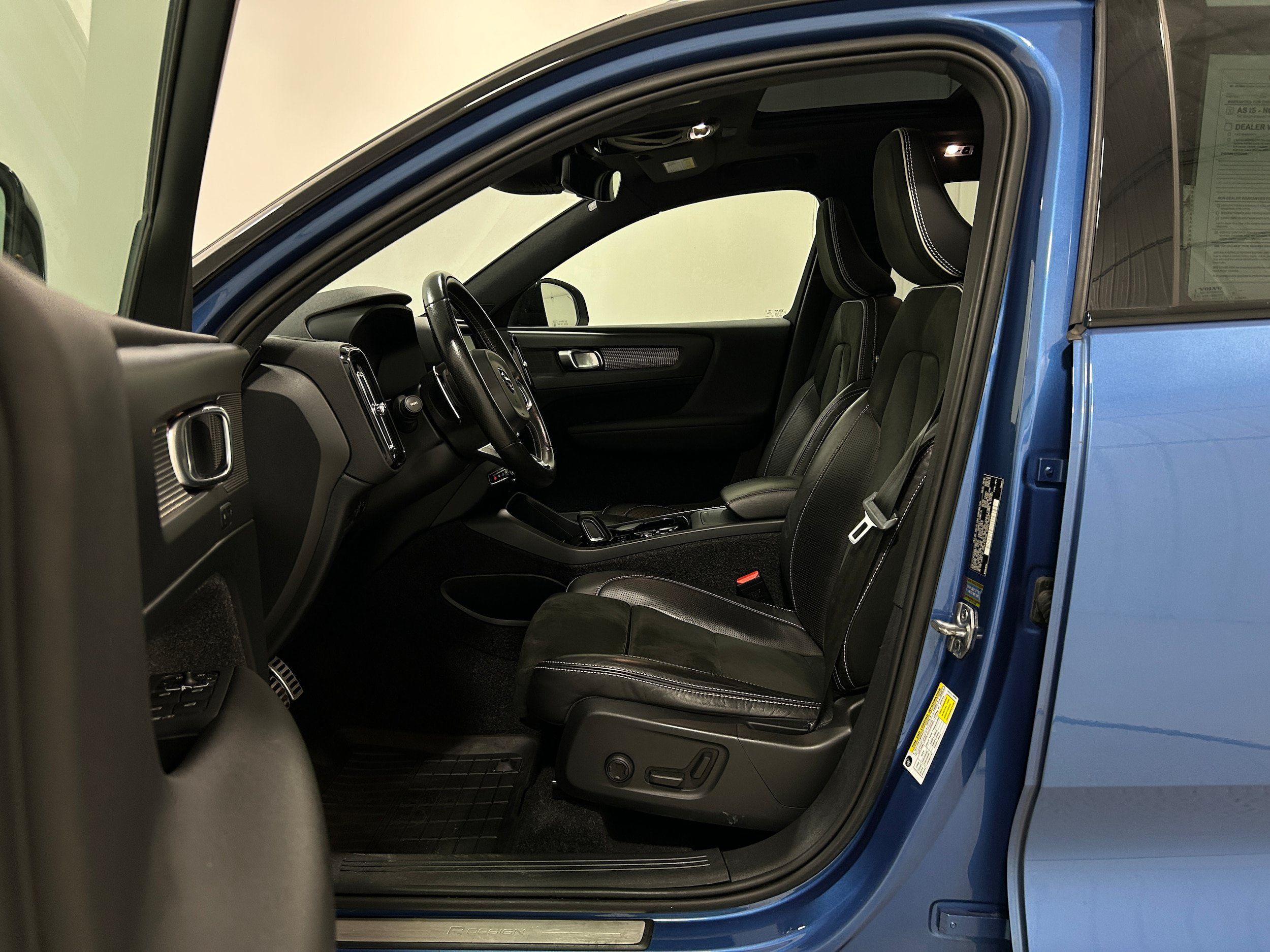 Used 2020 Volvo XC40 T5 R-Design AWD/4WD image 4