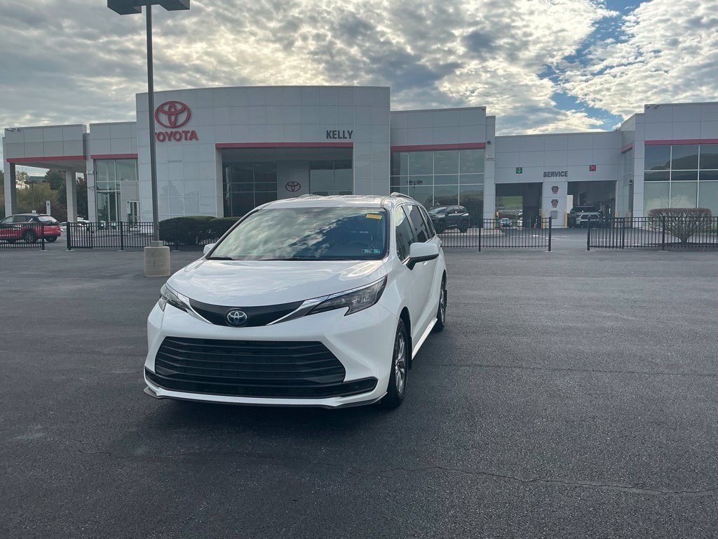 Used 2024 Toyota Sienna LE AWD/4WD image 1