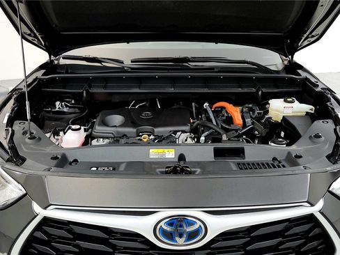 Used 2021 Toyota Highlander XLE AWD/4WD image 11