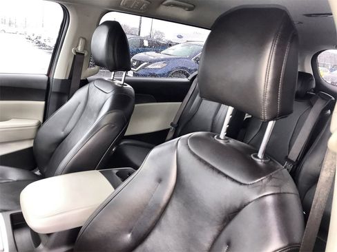 Used 2024 Kia Carnival LX image 11