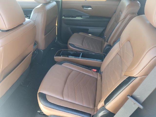 Used 2023 Nissan Pathfinder Platinum w/ Lighting Package (N93) FWD image 21