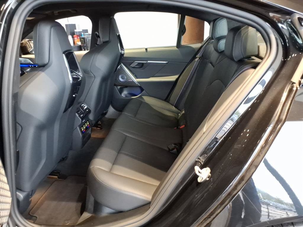Used 2025 BMW M5 w/ Carbon Package AWD/4WD image 11