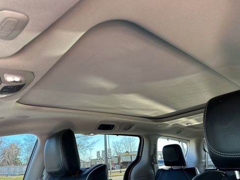 Used 2023 Chrysler Pacifica Limited w/ Uconnect Theater Family Group image 38