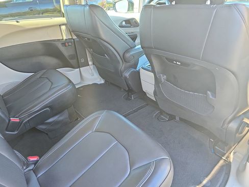 Used 2024 Chrysler Pacifica Touring-L FWD image 11