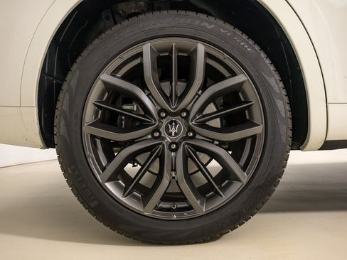 Used 2024 Maserati Levante GT Ultima AWD/4WD image 12