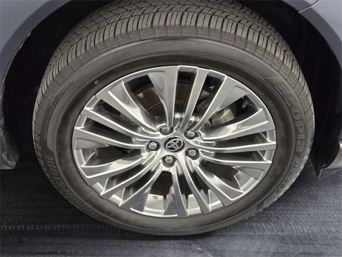 Used 2024 Toyota Venza Limited image 9
