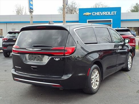 Used 2023 Chrysler Pacifica Touring-L image 4