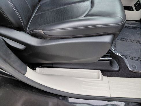 Used 2023 Chrysler Pacifica Touring-L image 13