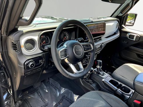 Used 2025 Jeep Wrangler Unlimited Sahara AWD/4WD image 17