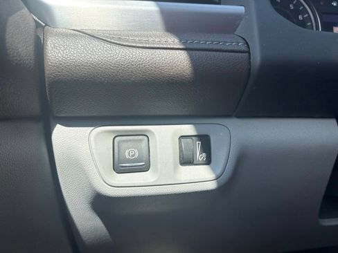 Used 2023 GMC Acadia SLT w/ Preferred Package FWD image 19