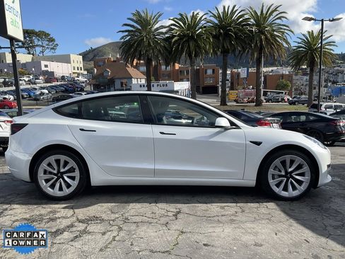 Used 2023 Tesla Model 3 Standard Range image 3