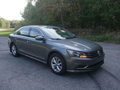 Used 2017 Volkswagen Passat 1.8T S FWD image 7