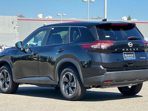 Used 2024 Nissan Rogue SV AWD/4WD image 7
