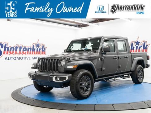Used 2020 Jeep Gladiator Sport image 1