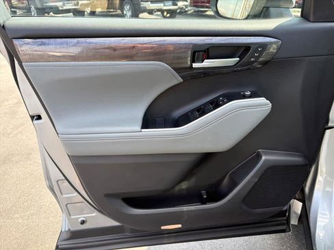 Used 2025 Toyota Highlander Platinum image 20