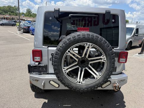 Used 2014 Jeep Wrangler Unlimited Sahara AWD/4WD image 9