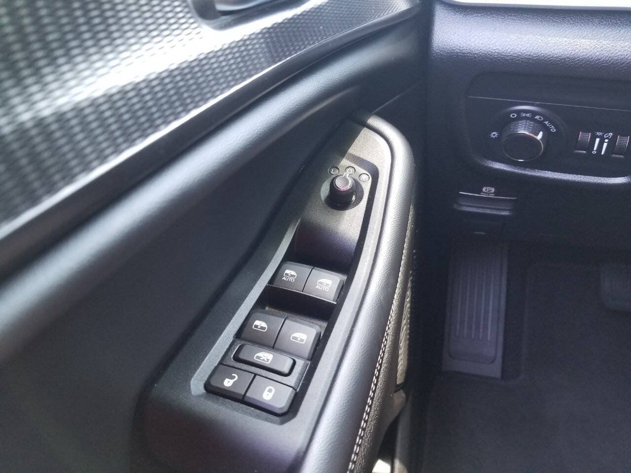 Certified 2025 Jeep Grand Cherokee L Laredo w/ Trailer Tow Package AWD/4WD image 31
