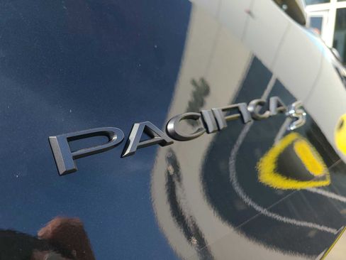 New 2023 Chrysler Pacifica Limited w/ Uconnect Theater Family Group image 11