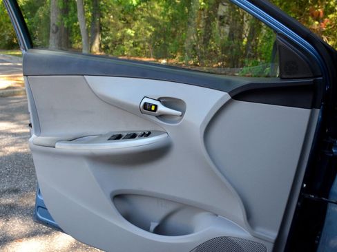 Used 2013 Toyota Corolla LE FWD image 16