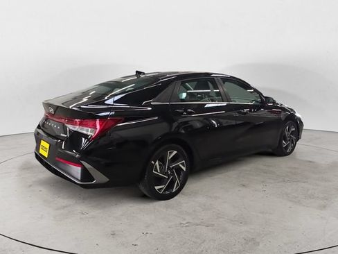 Certified 2025 Hyundai Elantra Limited FWD image 5