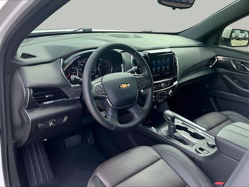 Used 2023 Chevrolet Traverse High Country FWD image 16