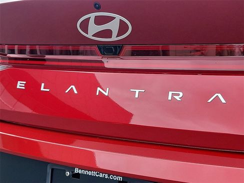 Used 2025 Hyundai Elantra SEL image 12