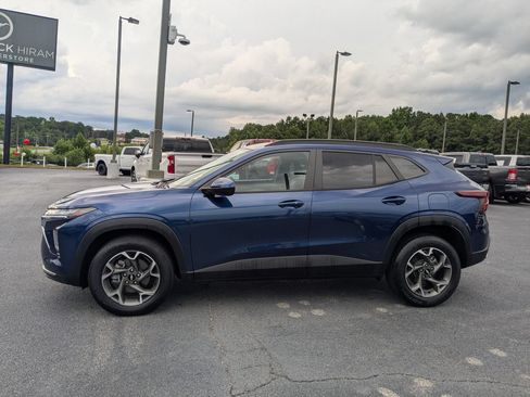 Used 2024 Chevrolet Trax LT w/ Sunroof Package FWD image 8