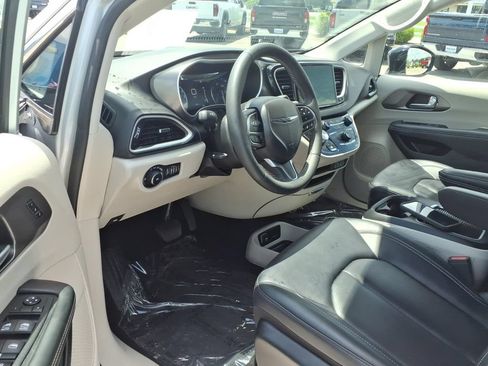 Used 2024 Chrysler Pacifica Touring-L FWD image 6