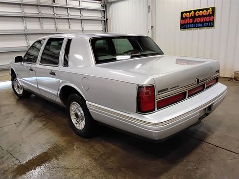 Used 1997 Lincoln Town Car Executive RWD image 6