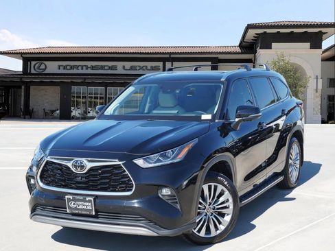 Used 2024 Toyota Highlander Platinum image 1