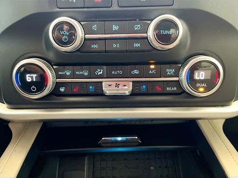 Used 2024 Ford Expedition XLT RWD image 16