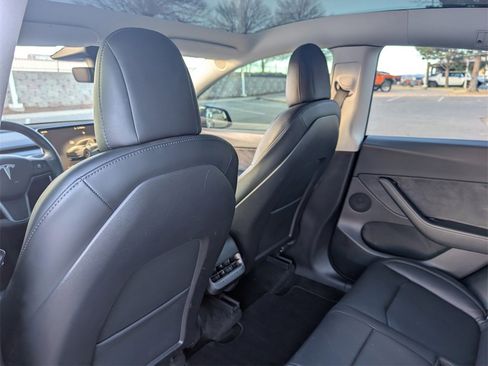 Used 2022 Tesla Model Y Long Range image 16