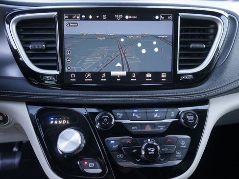 Used 2022 Chrysler Pacifica Touring-L w/ Uconnect Theater Family Group image 26