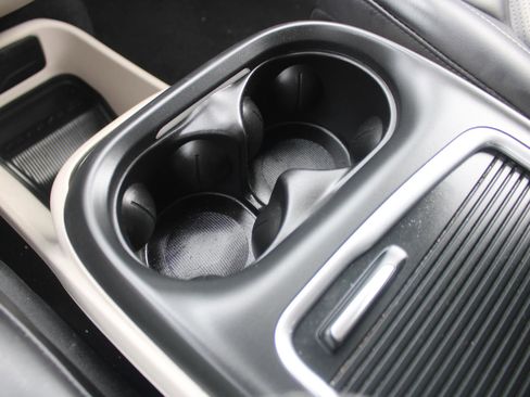 Used 2023 Chrysler Pacifica Touring-L image 14