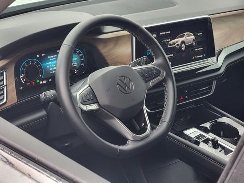 Used 2025 Volkswagen Atlas SE image 17