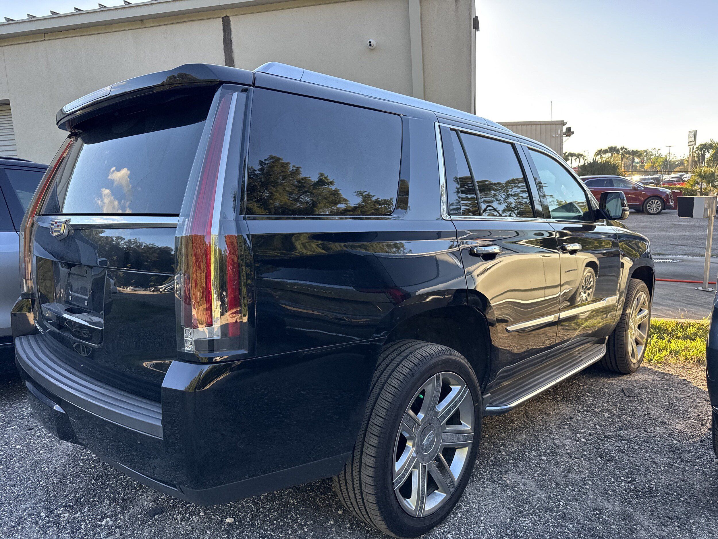 Used 2019 Cadillac Escalade Luxury AWD/4WD image 2